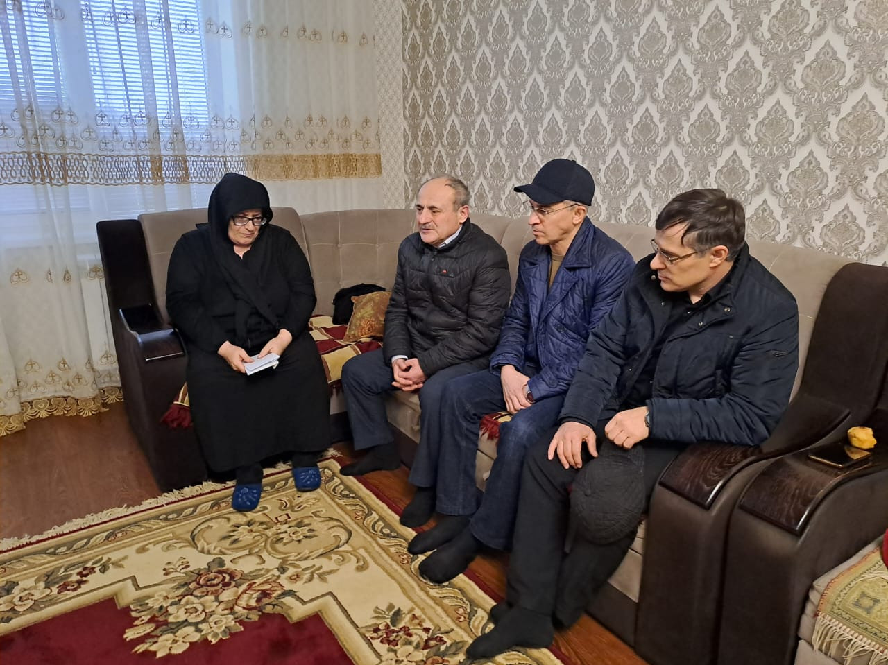 Заместитель директора Комплексного центра социального обслуживания Хабибулла Идрисов посетил семью военнослужащего Абдуллаева Рустама Магомедовича, который погиб в ходе Специальной военной операции (СВО) на Украине.